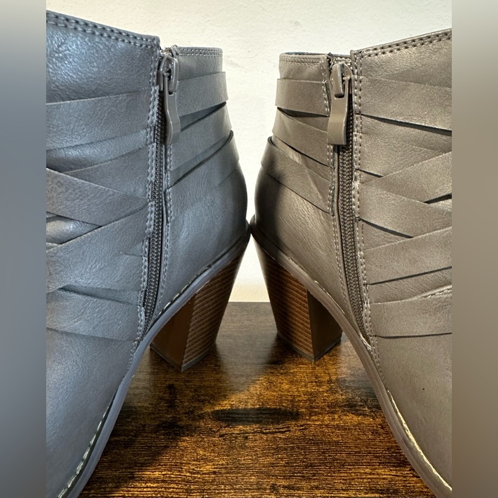 Journee Collection Women’s Gray Buckle Strap Ankle Boots NWT Size 9 - Picture 3 of 8